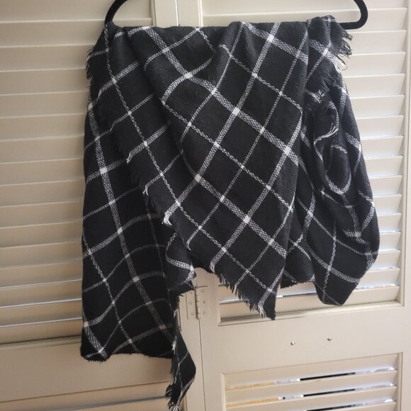 Black and White Triangle Tartan Scarf - Picture 2 of 3